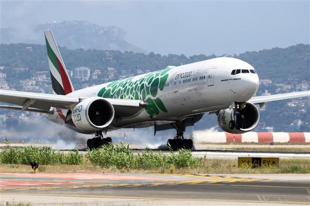 Emirates cảnh báo biến thể Omicron gây cú sốc lớn cho ngành hàng không