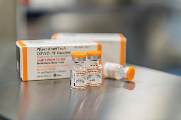 Để tránh tiêm nhầm lẫn, lọ vaccine Pfizer cho trẻ 5-11 tuổi đóng nắp màu cam