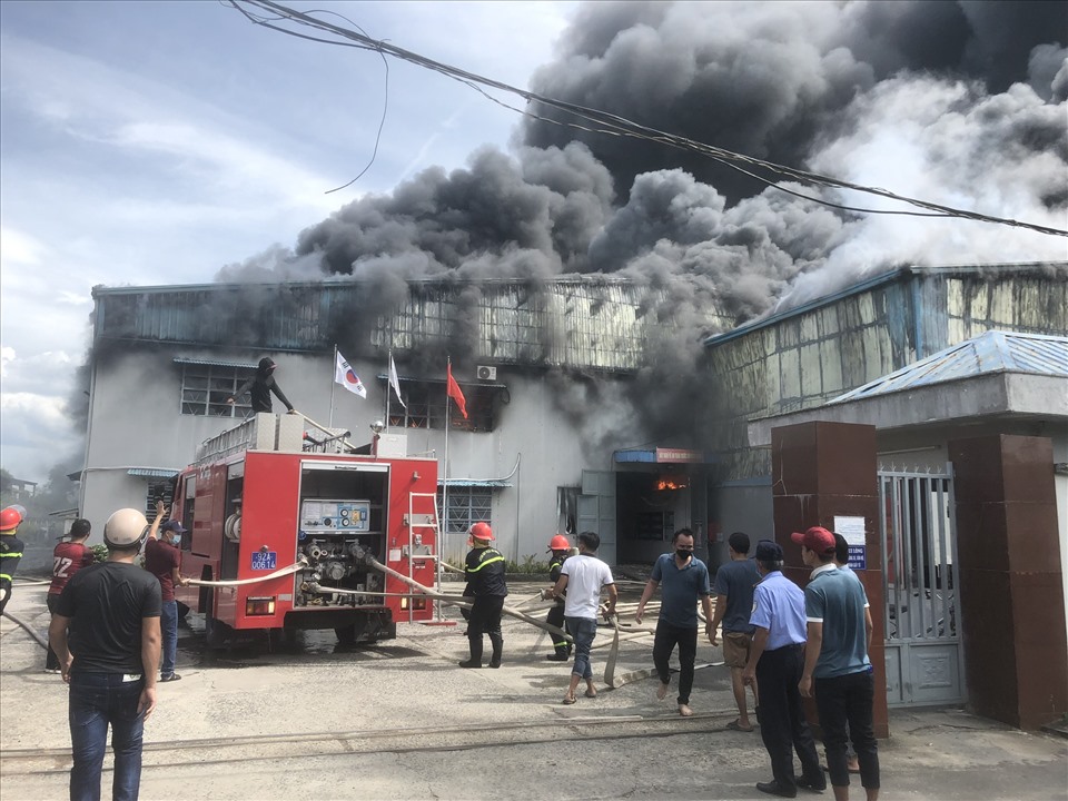 Công ty may ở Quảng Nam đang bốc cháy dữ dội, hơn 700 công nhân tháo chạy ra ngoài