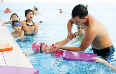 Vận động các gia đình chủ động đưa con đi học bơi