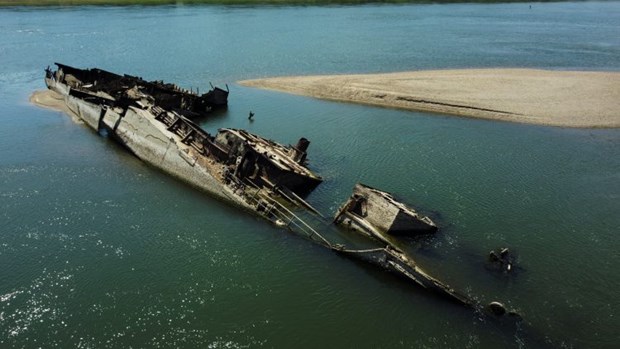 Hạn hán làm lộ ra các tàu chiến Đức bị chìm trên sông Danube