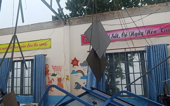 Lốc xoáy làm tốc mái 2 phòng học, 3 học sinh bị thương ở Lâm Đồng