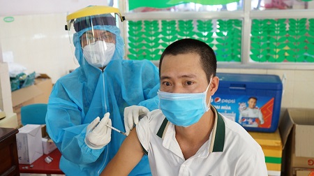 Tiêm vaccine phòng COVID-19 đạt gần 50 triệu liều