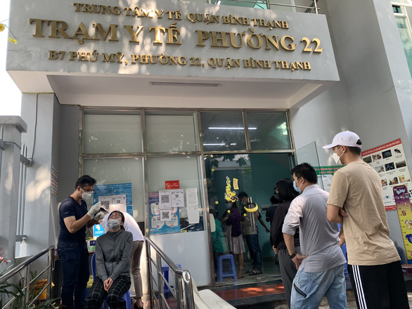 Người dân chen chúc chờ test, lấy giấy xác nhận khỏi bệnh, trạm y tế ở TP.HCM nói gì?
