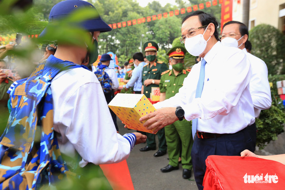 Bí thư Thành uỷ TP.HCM tặng quà chiến sĩ trẻ trước khi lên đường nhập ngũ