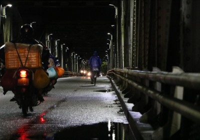 Muôn kiểu mưu sinh giữa trời đêm giá rét