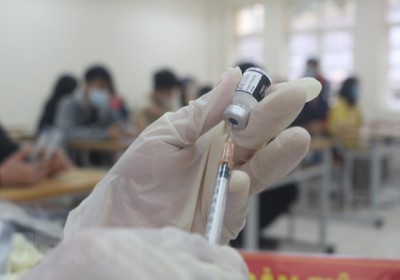 Hà Nội tạm dừng tiêm hai lô vaccine được tăng hạn cho học sinh