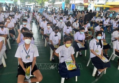 ‎與疫情安全共處：泰國曼谷學生接種疫苗以準備重返校園‎
