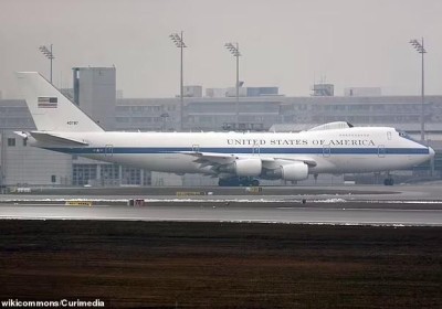 Máy bay Ngày tận thế Mỹ xuất hiện ở Anh khi Tổng thống Biden công du châu Âu