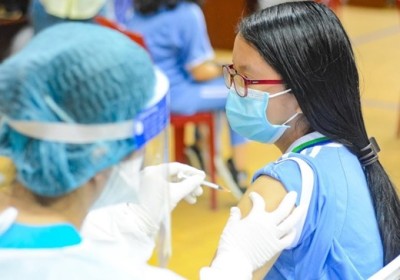 岘港市为15-17岁人群接种新冠疫苗