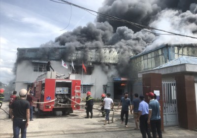 Công ty may ở Quảng Nam đang bốc cháy dữ dội, hơn 700 công nhân tháo chạy ra ngoài