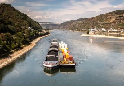 Đức: Hoạt động lưu thông trên sông Rhine gián đoạn vì tàu mắc cạn