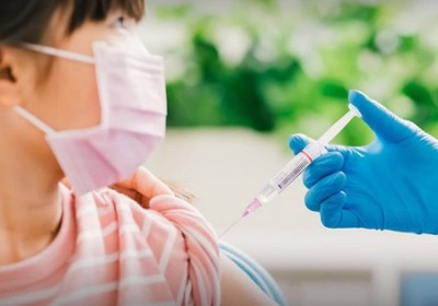Trẻ em và người lớn là F0 khỏi bệnh sẽ tiêm vắc xin phòng COVID-19 như thế nào?