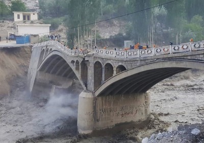 Kinh hoàng cầu bị nước lũ cuốn sập ở Pakistan