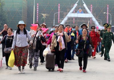 Đoàn du khách Trung Quốc nhập cảnh vào cửa khẩu quốc tế Lào Cai sau 3 năm tạm dừng
