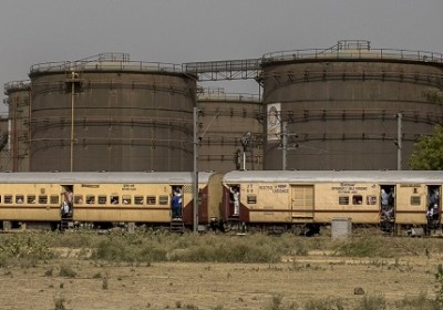 俄羅斯低價賣油突破制裁，中國印度成其“大金主”