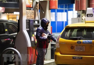 Giá dầu tăng mạnh, chạm mức 139 USD mỗi thùng trong phiên đầu tuần